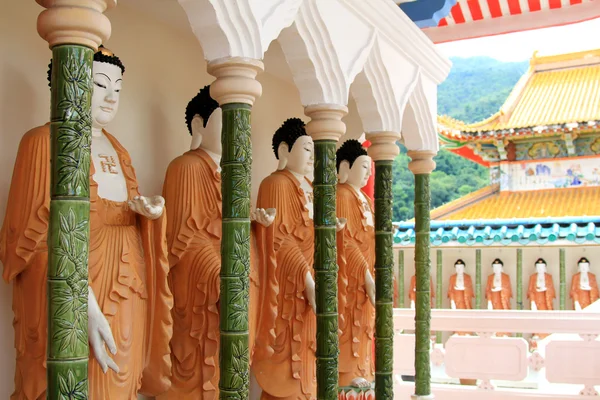 Budas estilo mahayana a lo largo del claustro en el templo budista, Penang Malasia — Foto de Stock