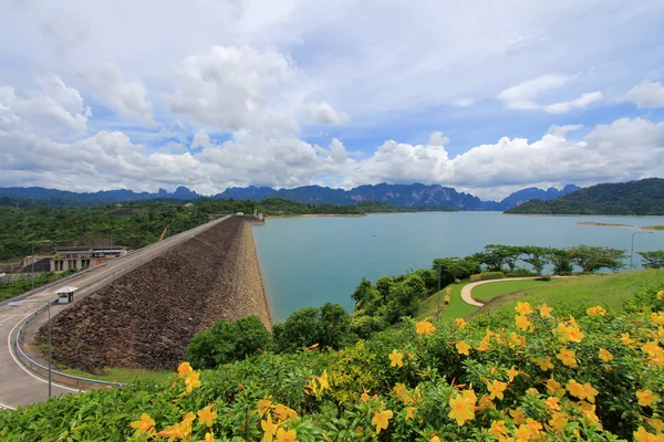 Cheow Lan fördämning (Ratchaprapa Dam) i Khao Sok National Park — Stockfoto