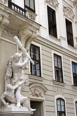 Herkül ve busiris michaelertrakt kapısında heykeli