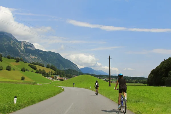 Pessoas andando de bicicleta durante o verão na Áustria — Fotografia de Stock