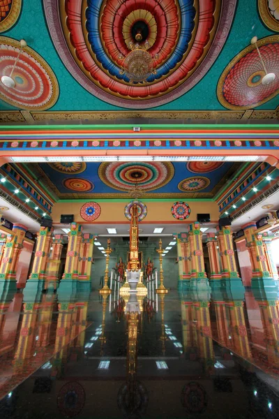 All'interno della sala di preghiera principale dello Sri Mahamariamman Indian Temple — Foto Stock