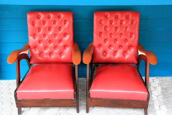 Rote Retro-Sessel auf blauem Hintergrund — Stockfoto
