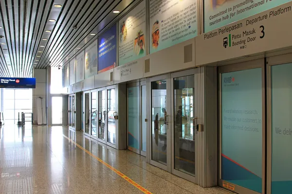 Passengers waiting for the Aerotrain at the departure platform — Stock Photo, Image