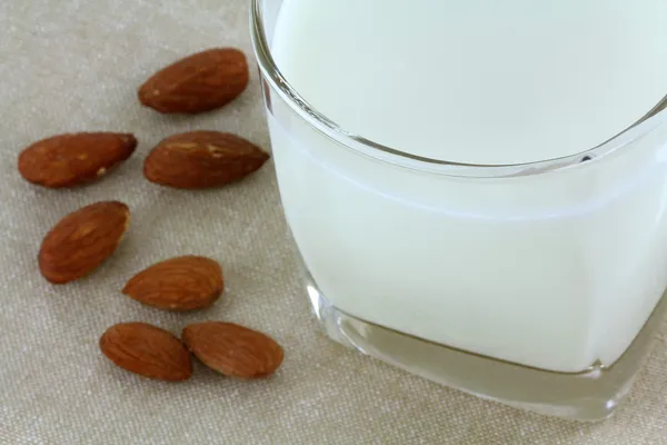 Szklankę świeżego mleka migdałowego — Zdjęcie stockowe