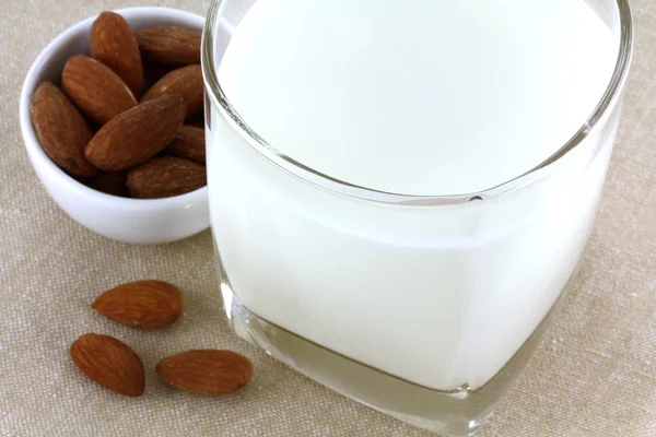 Sklenici čerstvé mandlové mléko — Stock fotografie