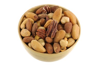 bir kase üzerinde beyaz izole kavrulmuş ve tuzlu fıstık