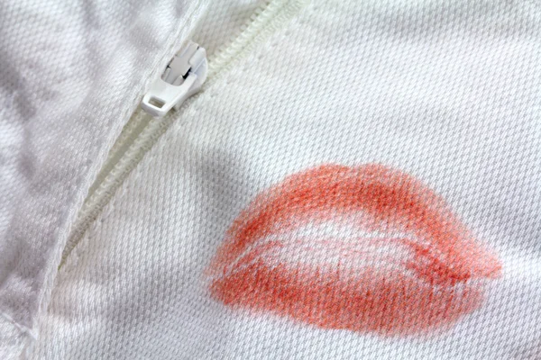 Lápiz labial rojo en pantalones blancos — Foto de Stock