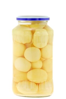 Bütün beyaz patates tuzlu su