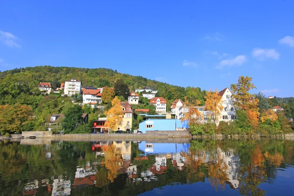 Красочные дома вдоль реки Кочер в Германии — стоковое фото