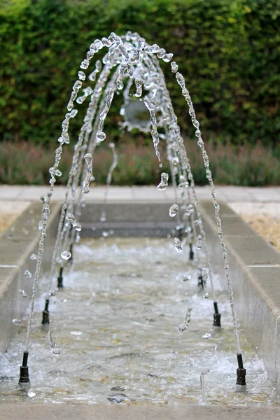 Un chorro de agua bombeada al aire en el parque —  Fotos de Stock