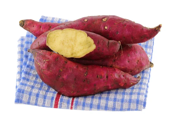 Rohe Süßkartoffel isoliert auf weiß — Stockfoto
