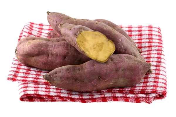 Rohe Süßkartoffel mit Schmutz auf der Schale — Stockfoto