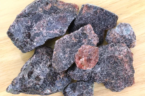 Grandes sales de roca - Cristales de sal de la India negra —  Fotos de Stock