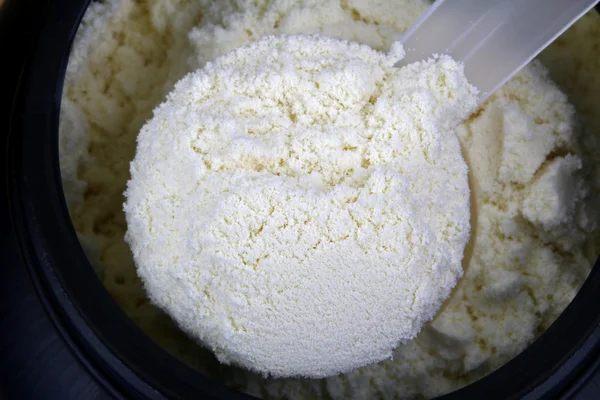 Uno scoop di proteine del siero di latte isolato in polvere pura — Foto Stock