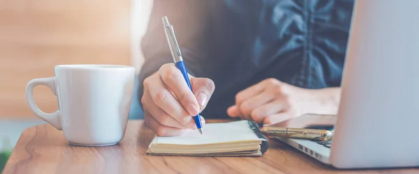 Zakelijke Vrouw Hand Schrijven Een Notitieblok Met Een Pen Gebruik — Stockfoto