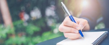 İş kadın el ofiste bir kalem ile not etmek üstünde yazılı. Web afiş.