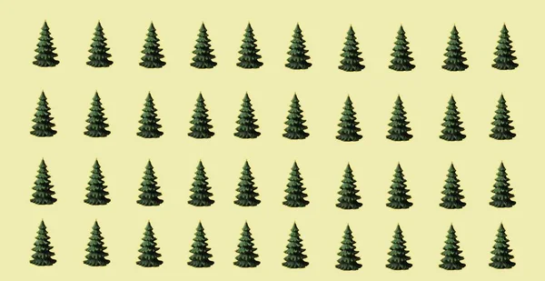 Sarı arkaplan mumunda Noel ağaçları