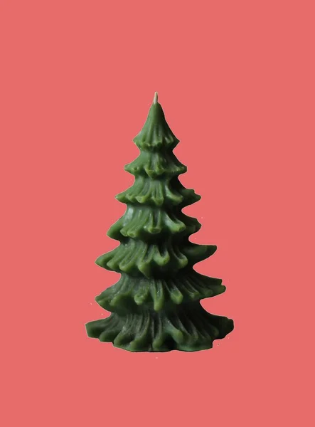 Kırmızı arkaplan mumunda Noel ağacı