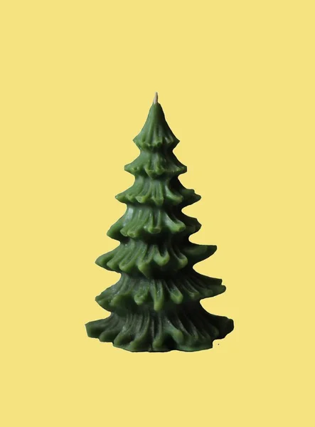 Sarı arkaplan mumunda Noel ağacı