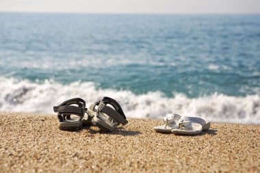 iki çift plaj ayakkabısı