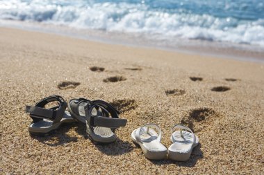 iki çift plaj ayakkabısı