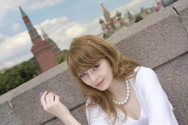 Beautiful young woman looking at camera — Stock Photo, Image