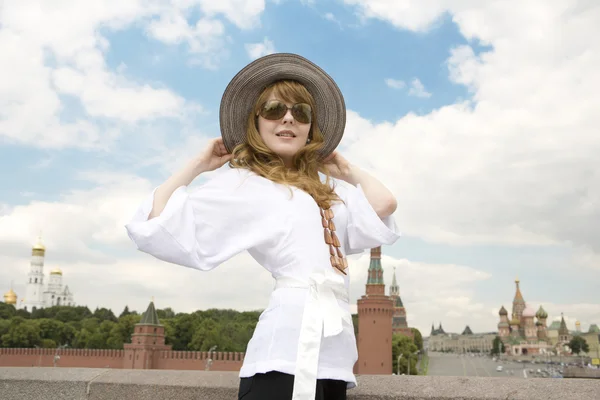 Красивая девушка в шляпе и солнцезащитных очках — стоковое фото