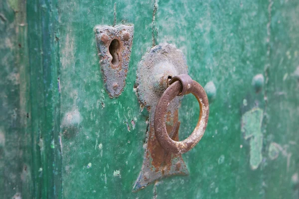 The old lock in the ancient doorway — Stock Photo, Image