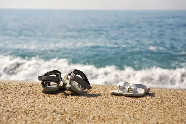 Deux paires de chaussures de plage — Photo
