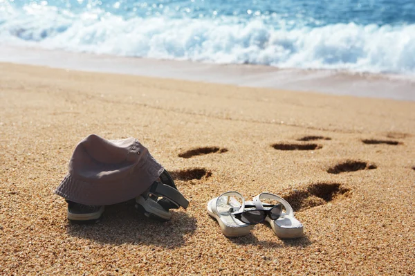 Twee paren van strand schoenen — Stockfoto