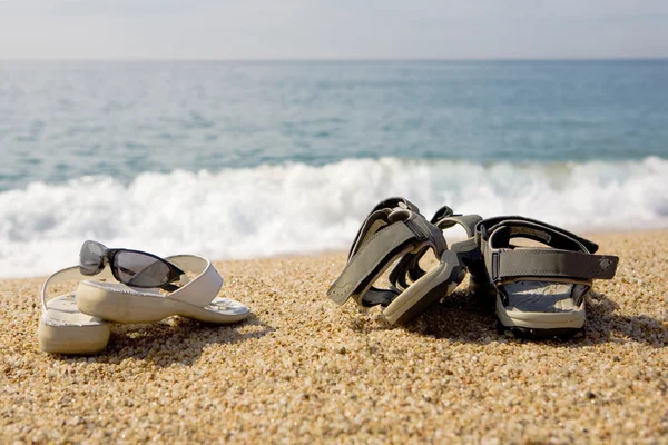 Dois pares de sapatos de praia — Fotografia de Stock