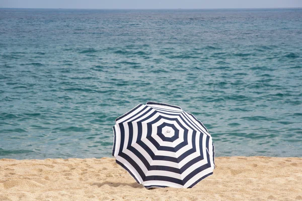 Un paraguas de playa — Foto de Stock