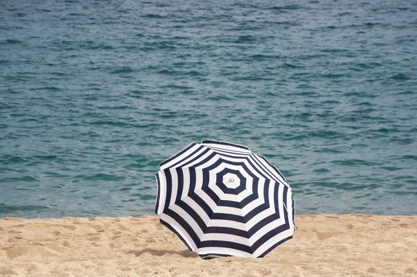 Um guarda-chuva de praia — Fotografia de Stock