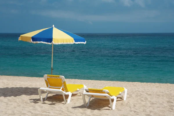 Two chairs and beach umbrella — Stock Photo, Image