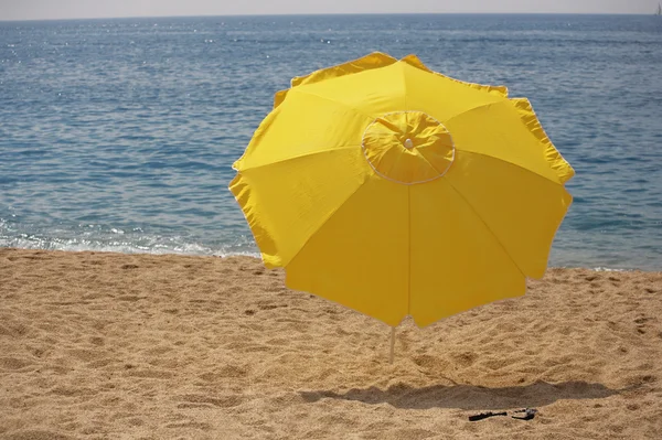 Un paraguas de playa — Foto de Stock