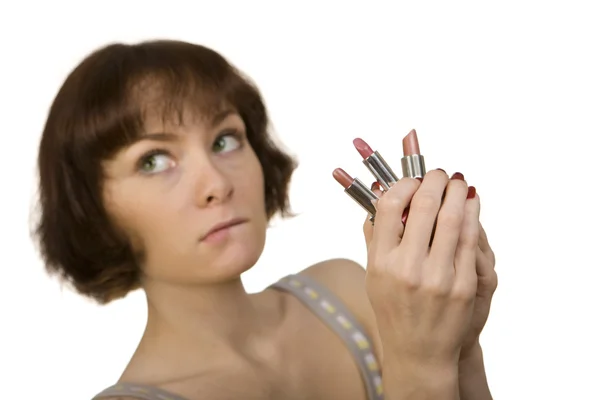 Mujer eligiendo un lápiz labial — Foto de Stock