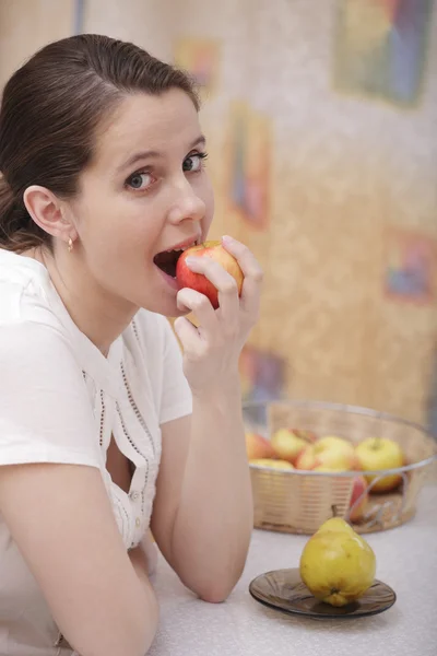 Meisje met een appel — Stockfoto