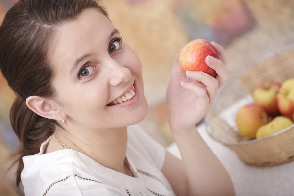 Meisje met een appel — Stockfoto