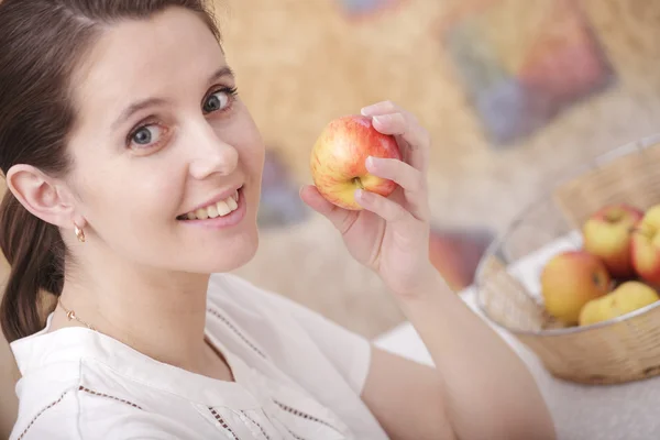 Fille avec une pomme — Photo