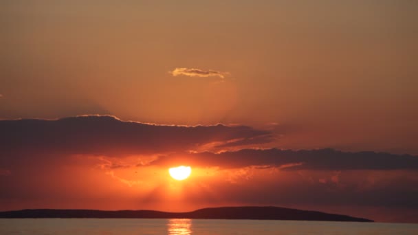 Röda solnedgången i havet — Stockvideo
