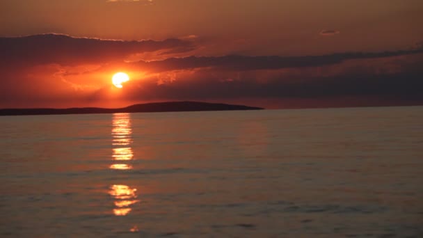 Rode zonsondergang in de zee — Stockvideo