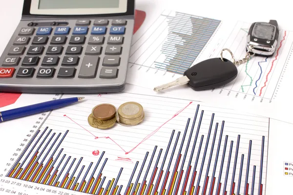 Grafik med miniräknare och bilnyckel, pengar — Stockfoto