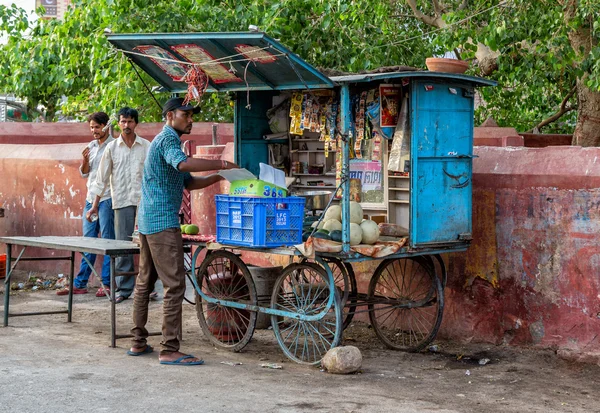 Уличные торговцы продают овощи — стоковое фото