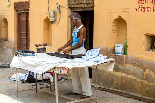 Hombres planchando la ropa — Foto de Stock