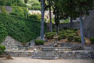 Hırvatistan 'ın Dubrovnik kentinin Eski Duvarları yanındaki park