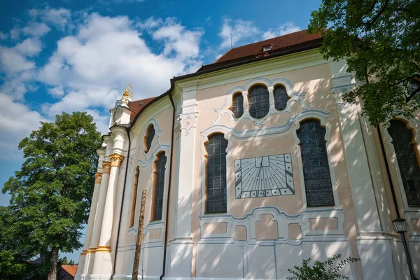 威斯朝圣教堂 Wieskirche 是位于德国巴伐利亚巴伐利亚阿尔卑斯山畔的一座椭圆形洛可可教堂 — 图库照片