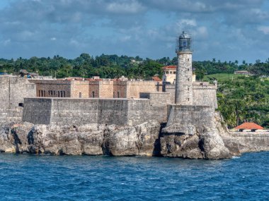 Küba 'daki Havana şehrinin deniz kenarındaki kalesinin eski mimarisi.
