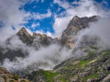 Mavi gökyüzündeki dağ tepesi. Dağ tepesinde. Dağ tepesi tepesi. Mavi arkaplanda dağın tepesi
