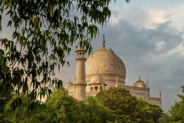 Pohled Taj Mahal Agře Při Západu Slunce Náladovou Oblohou — Stock fotografie