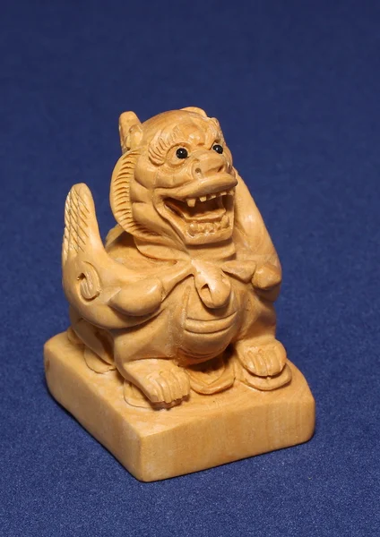 Китайская деревянная скульптура льва — стоковое фото